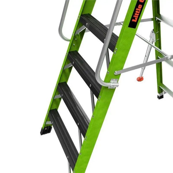 Trittleiter mit grünen Holmen, schwarzen rutschfesten Stufen und silbernen Handläufen. Little Giant Logo.