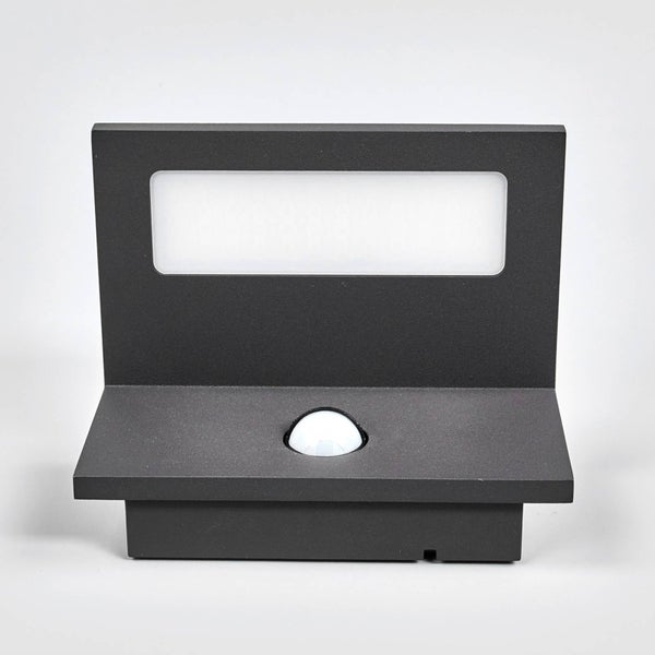 Rechteckige LED-Außenwandleuchte in Anthrazit mit integriertem Bewegungsmelder.