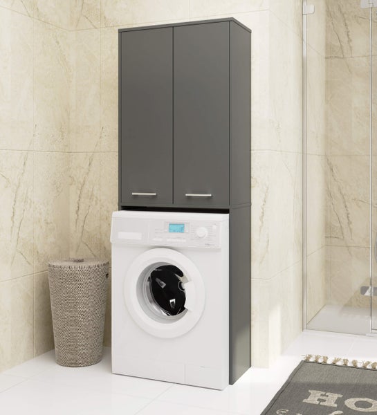 Badezimmer mit Waschmaschine, Waschmaschinenschrank und Wäschesammler