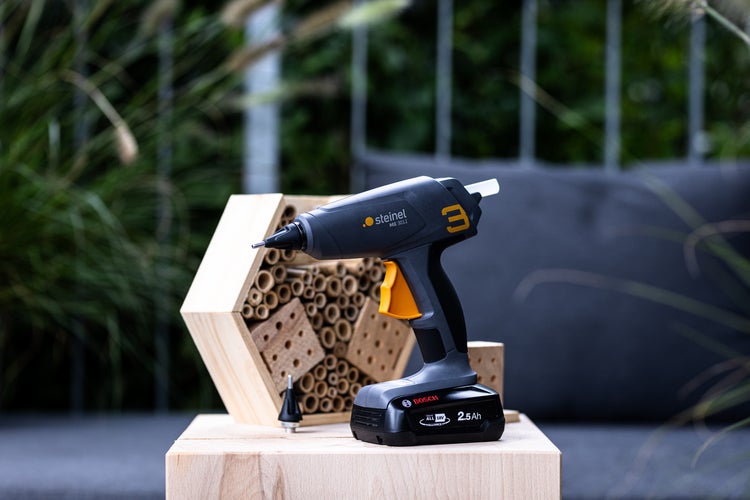 Szene mit gemusterten Tapeten, Schrank und Plüschtier