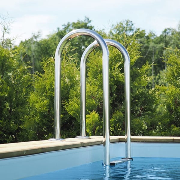 Schwimmbadleiter aus Metall montiert am Pool