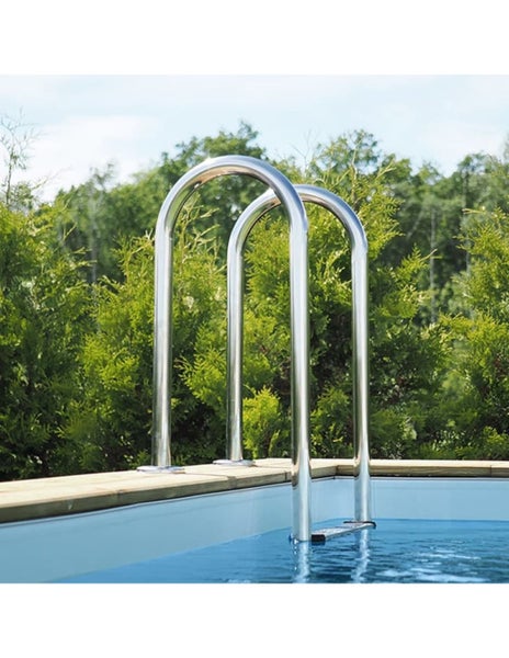 Edelstahltreppe für Schwimmbecken im Außenbereich