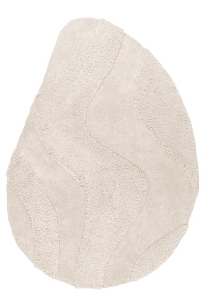Beiger Badezimmerteppich in organischer Form mit wellenförmigem Hoch Tief Effekt aus flauschigem Material