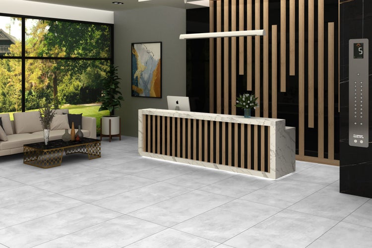 Innenraum mit Empfangstresen, Sitzbereich und Aufzug