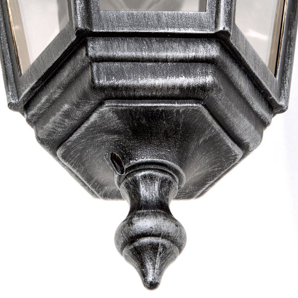 Nahaufnahme der Unterseite einer Außenwandleuchte aus Metall mit Glaseinsätzen und dekorativer Spitze im klassischen Design.