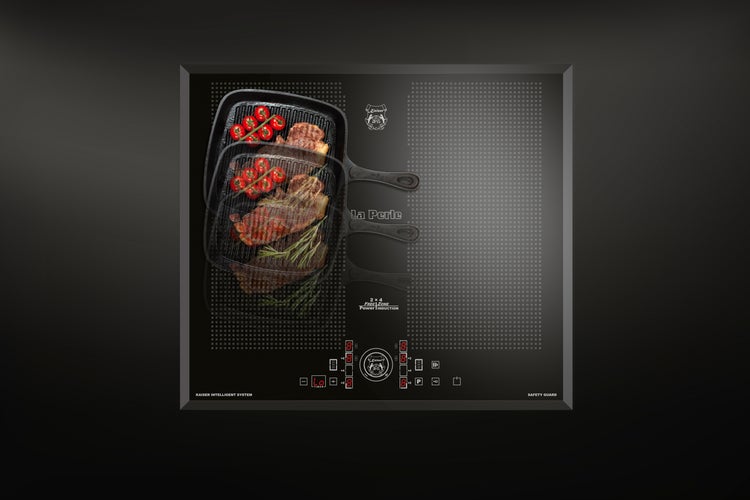 Kaiser Induktionskochfeld La Perle mit freier Kochzonenwahl und digitalem Bedienfeld, integrierte Grillpfanne mit Steak und Tomaten abgebildet