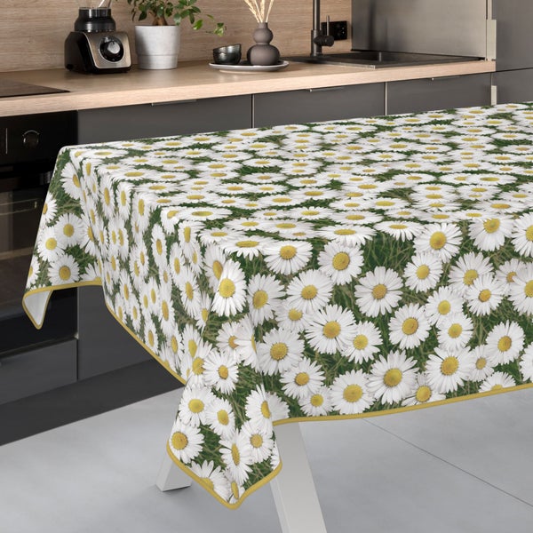 Tisch mit Margeritenmuster-Tischdecke in der Küche