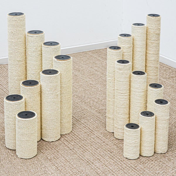 Sisal-Ersatzstämme für Kratzbäume in verschiedenen Höhen mit schwarzen Kunststoffkappen, übersichtlich angeordnet.