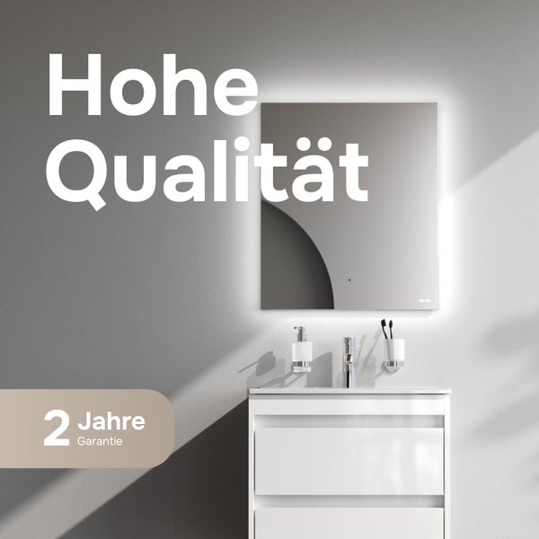 Quadratischer Badezimmerspiegel mit LED Beleuchtung über einem Waschtischunterschrank mit Waschbecken und Armatur. Zwei Jahre Garantie.