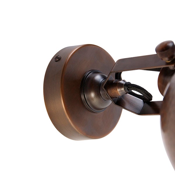 Detailansicht einer Wandleuchte mit rundem Sockel zur Wandbefestigung