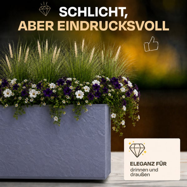 Rechteckiger Pflanzkübel in Steinoptik mit Ziergräsern und Blüten. Symbole für Qualität und Empfehlung. Text: Schlicht, elegant für drinnen und draußen.