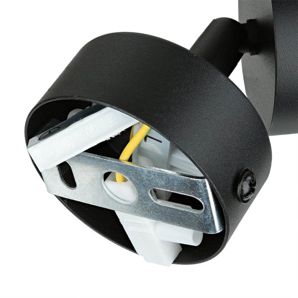 Detailansicht einer schwarzen Wandleuchte mit Montageelementen