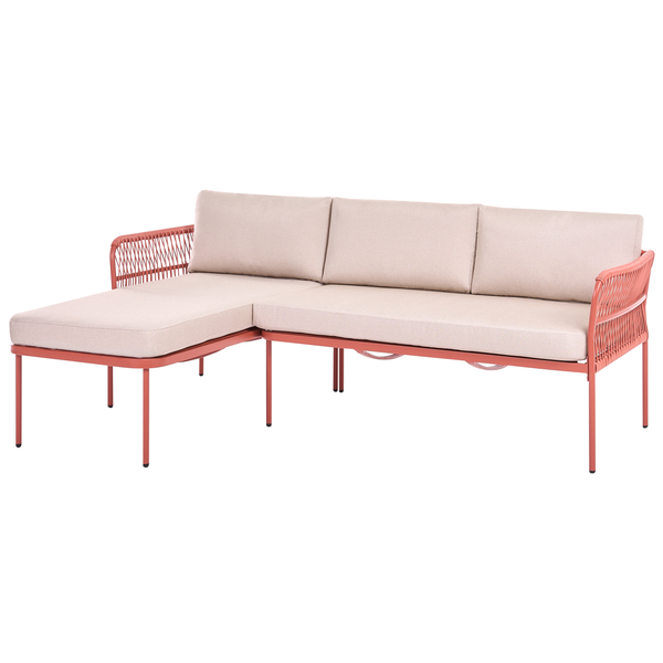 L-förmiges Gartensofa in Terracotta mit Kordelgeflecht an den Armlehnen und beigen Stoffpolstern.