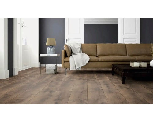 Verlegtes Laminat in Holzoptik für den Innenbereich