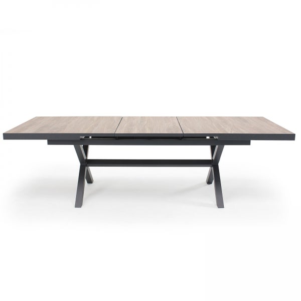 Ausziehbarer Esstisch mit Tischplatte in Holzoptik und schwarzem X-förmigem Metallgestell.