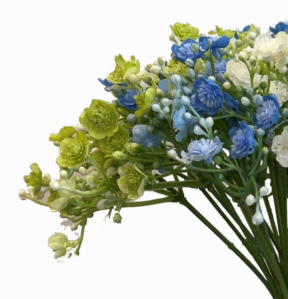 Künstlicher Blumenstrauß mit kleinen blauen, grünen und weißen Blüten an grünen Stielen.