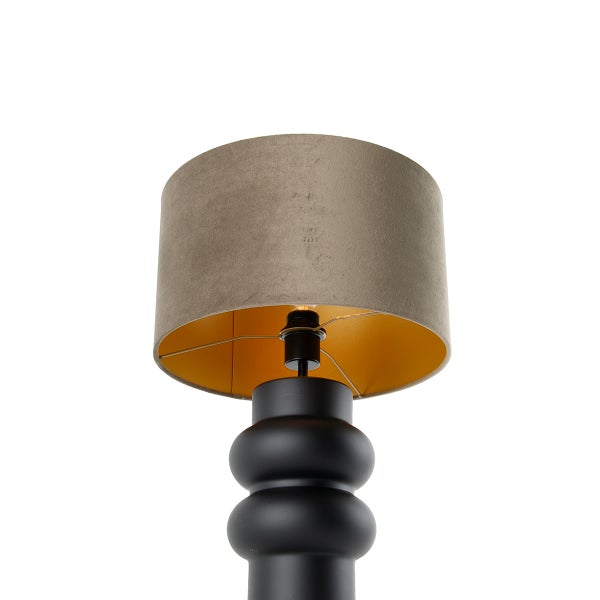 Tischleuchte mit Stoffschirm und schwarzem Sockel