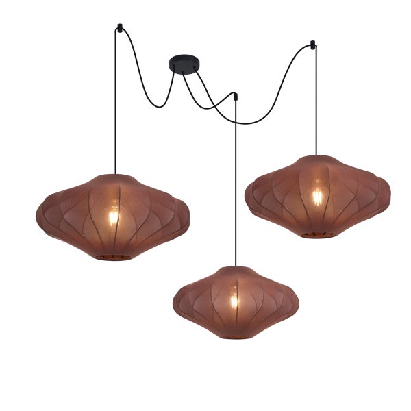 Dreiflammige Pendelleuchte mit Schirmen aus Metallgeflecht und schwarzen, verstellbaren Kabeln.