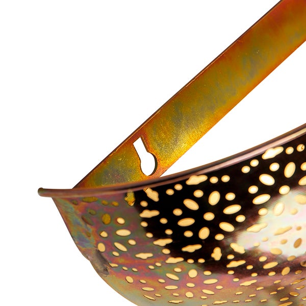 Detailansicht eines Siebs aus Metall mit Lochmuster und Griff.