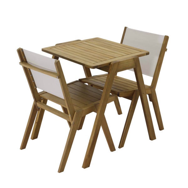Dreiteiliges Balkon-Set aus Holz mit einem quadratischen Tisch und zwei Stühlen mit hellem Textilrücken.