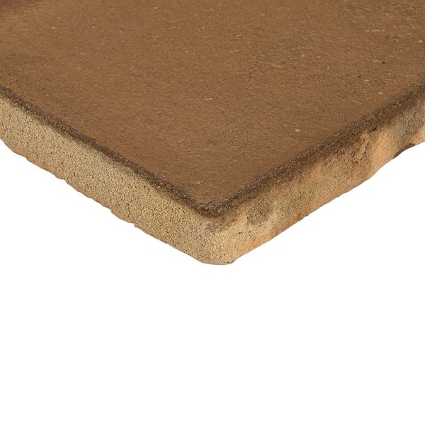 Quadratische Terrassenplatte aus Naturstein mit strukturierter Oberfläche und unregelmäßiger Kante