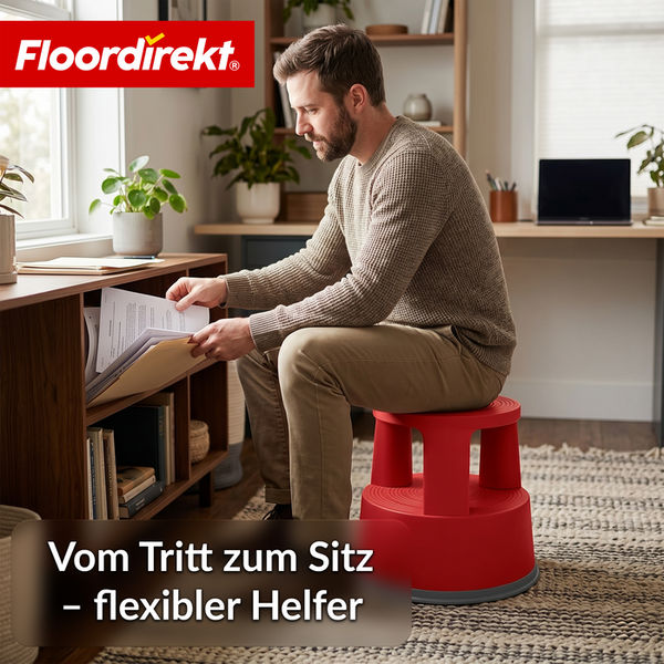 Ein Mann sitzt auf einem roten Rollhocker aus Kunststoff in einem hellen Arbeitszimmer und sortiert Dokumente in einem Holzregal. Floordirekt Logo.