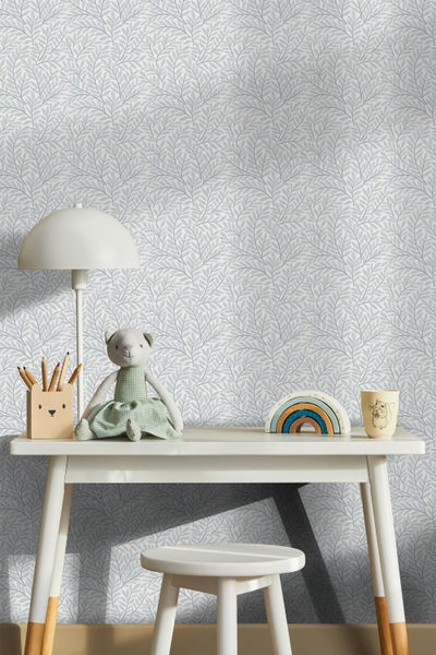 Szene mit Kinderschreibtisch vor einer Blättertapete