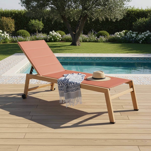 Gartenliege aus Holz mit orangefarbener Textilbespannung auf einer Holzterrasse neben einem Pool in einem hellen Garten.