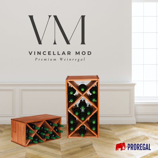 Zwei Weinregale aus Holz Vincellar Mod, eines vertikal und eines horizontal, gefüllt mit Weinflaschen in hellem Raum mit Parkettboden. Proregal Logo.