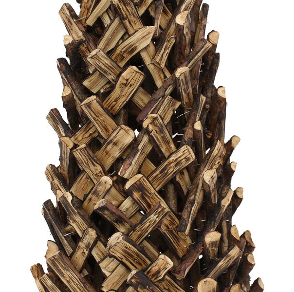 Dekorativer Weihnachtsbaum aus naturbelassenen Holzstücken in Pyramidenform