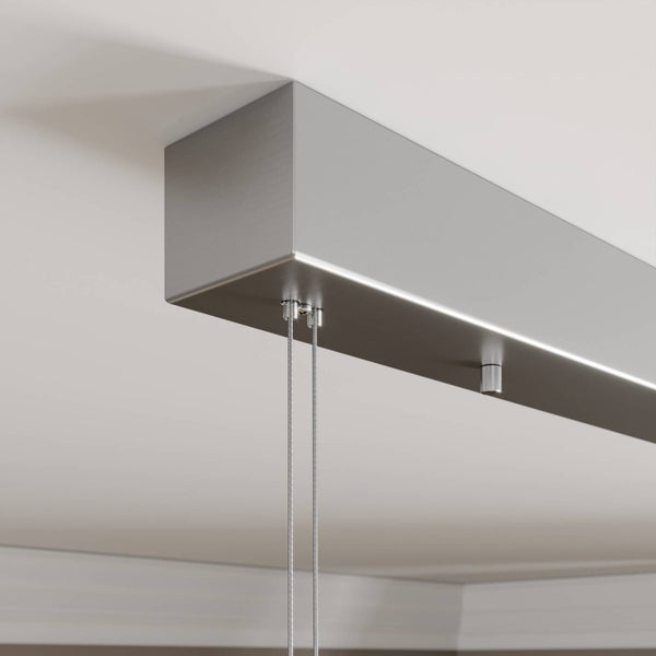 Deckenbaldachin einer Pendelleuchte aus gebürstetem Metall mit Seilaufhängung und Verstellknopf.