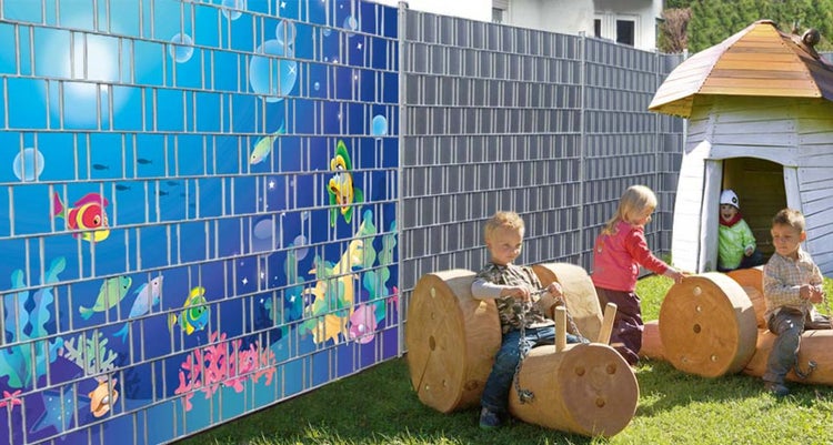 Gartenszene mit Kindern, einem Spielhaus und einem Zaun mit Unterwassermotiv
