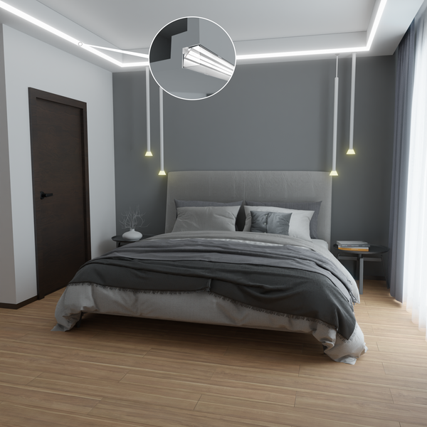 Schlafzimmer mit Bett, Nachttischen, Tür und indirekter Beleuchtung