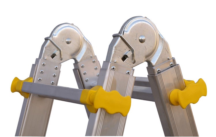 Detailansicht einer Mehrzweckleiter aus Aluminium mit gelben Griffen.