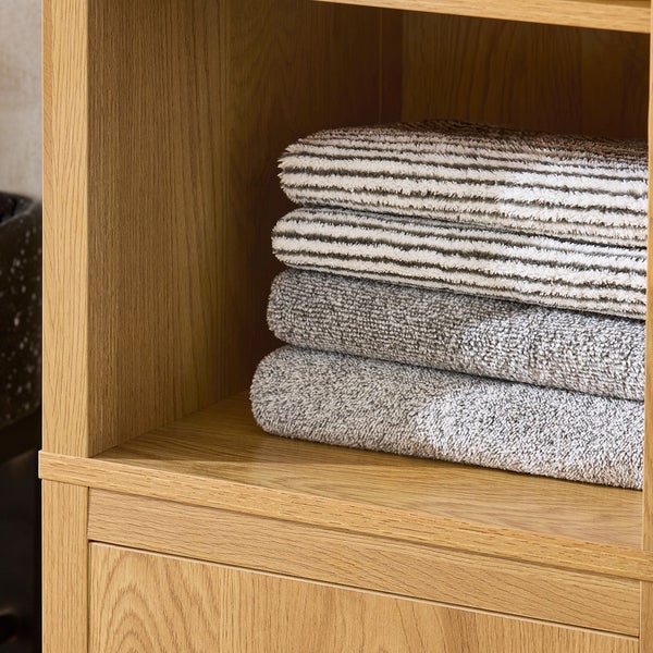 Gestapelte Handtücher im Holzregal