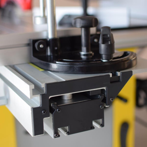 Detailansicht einer Frästisch-Konstruktion mit Einstellmechanismen und Führungsschienen