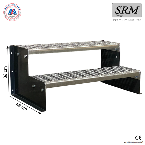 Zweistufige Industrie-Treppe, Stahlgestell schwarz, Gitterroststufen verzinkt. Höhe 36 Zentimeter, Tiefe 48 Zentimeter. SRM Design Logo, CE-Zeichen.