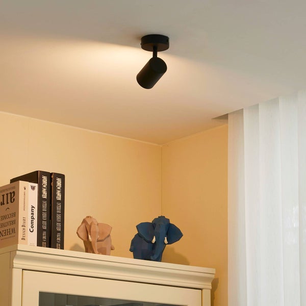 Deckenleuchte mit drehbarem Spot in einem hellen Raum