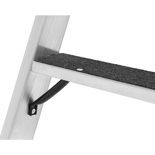 Detailansicht einer Trittstufe einer Leiter mit Anti-Rutsch-Belag