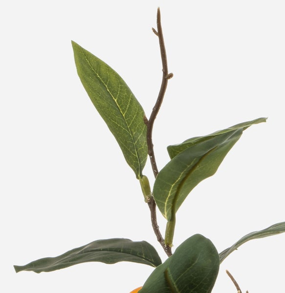 Künstlicher Zweig mit grünen Blättern und realistischer Blattmaserung an einem braunen Stiel.