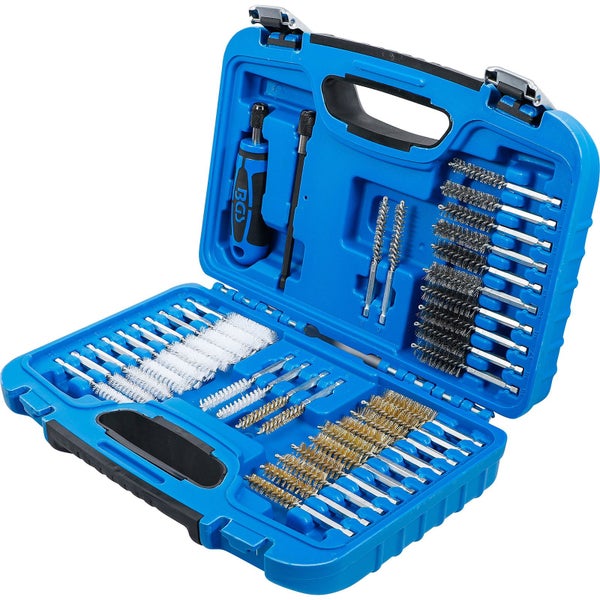 Bürstenset mit verschiedenen Bürsten in einem blauen Koffer