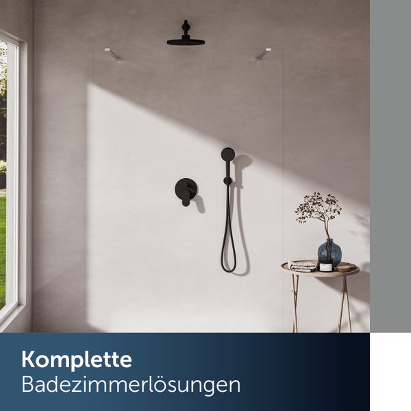 Komplette Duschgarnitur mit Kopfbrause und Handbrause im modernen Badezimmer