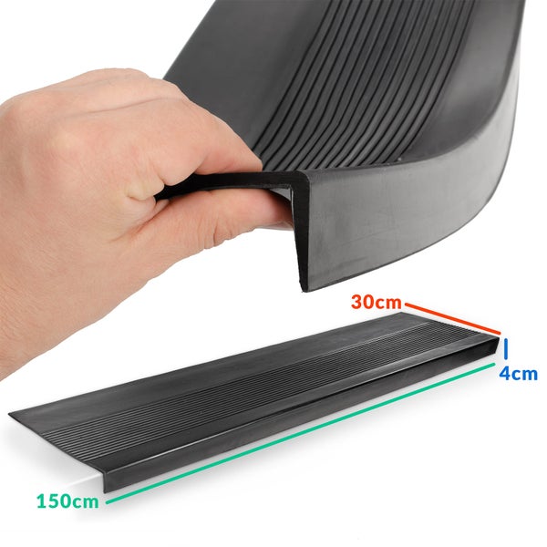 Schwarze Treppenkantenprofil aus Gummi, 150 cm lang, 30 cm breit und 4 cm hoch.
