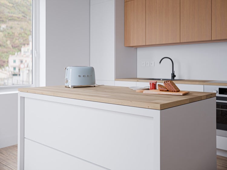 Moderne helle Küche mit weißer Kücheninsel, Arbeitsplatte aus Holz, Toaster und Spüle mit schwarzer Armatur.