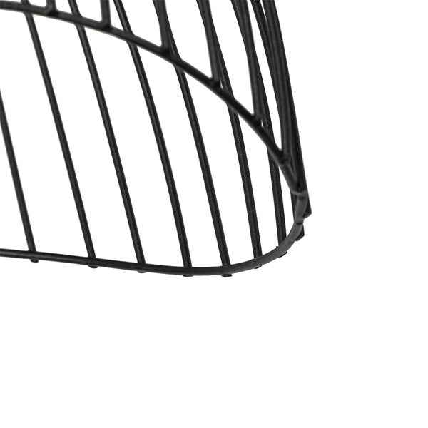 Detailaufnahme eines Lampenschirms aus Metalldraht