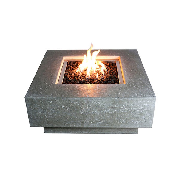 Quadratische graue Gas-Feuerstelle in Beton-Optik mit Lavasteinen und lodernder Flamme.
