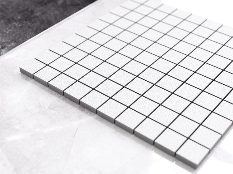 Quadratische Mosaikfliese aus Feinsteinzeug in Grau mit strukturierter Oberfläche.