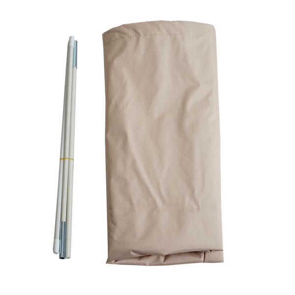 Verpackte Sonnenschutzsegel mit Stangen