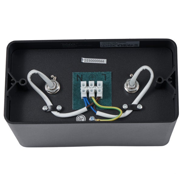 Innenansicht einer Wandleuchte mit Kabeln und Anschlüssen