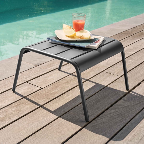 Moderner Garten-Lounge-Sessel mit Armlehnen und passendem Fußhocker in Anthrazit aus Metall-Lamellen.